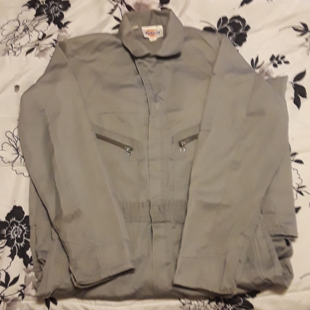 🔧NEW LISTING🔧Dickies heavy-duty coverall